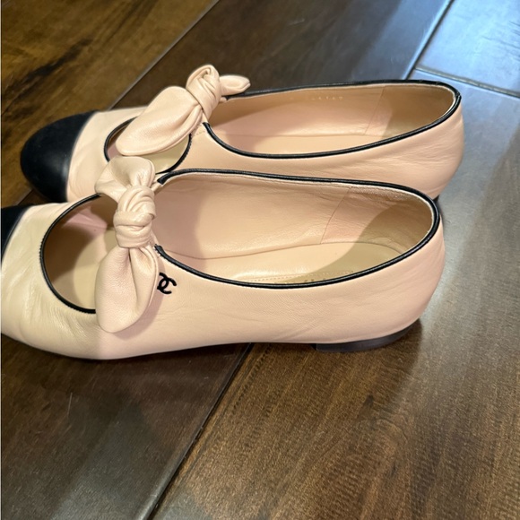 DC Black and Cream Bow Flats - Picture 2 of 10